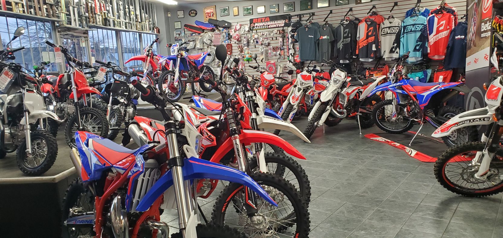 A room filled with lots of motorcycles parked next to each other.